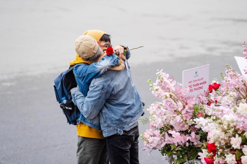 Valentine 2022: Màn tỏ tình ấn tượng nhất thế giới vừa diễn ra tại Hà Nội với 99.999 bông hồng