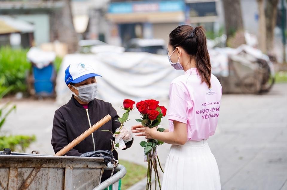 Valentine 2022: Màn tỏ tình ấn tượng nhất thế giới vừa diễn ra tại Hà Nội với 99.999 bông hồng