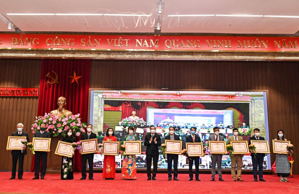 Chủ tịch UBND thành phố Hà Nội Chu Ngọc Anh trao Bằng khen của Thủ tướng Chính phủ cho các tập thể có thành tích xuất sắc