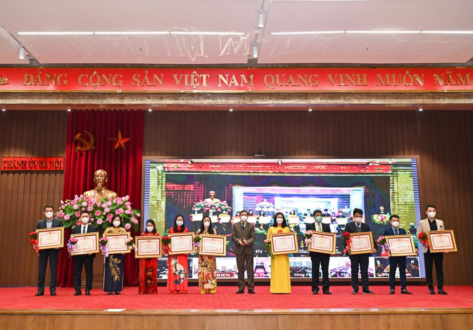 Thứ trưởng Bộ Y tế Trần Văn Thuấn trao Bằng khen của Thủ tướng Chính phủ cho các tập thể có thành tích xuất sắc