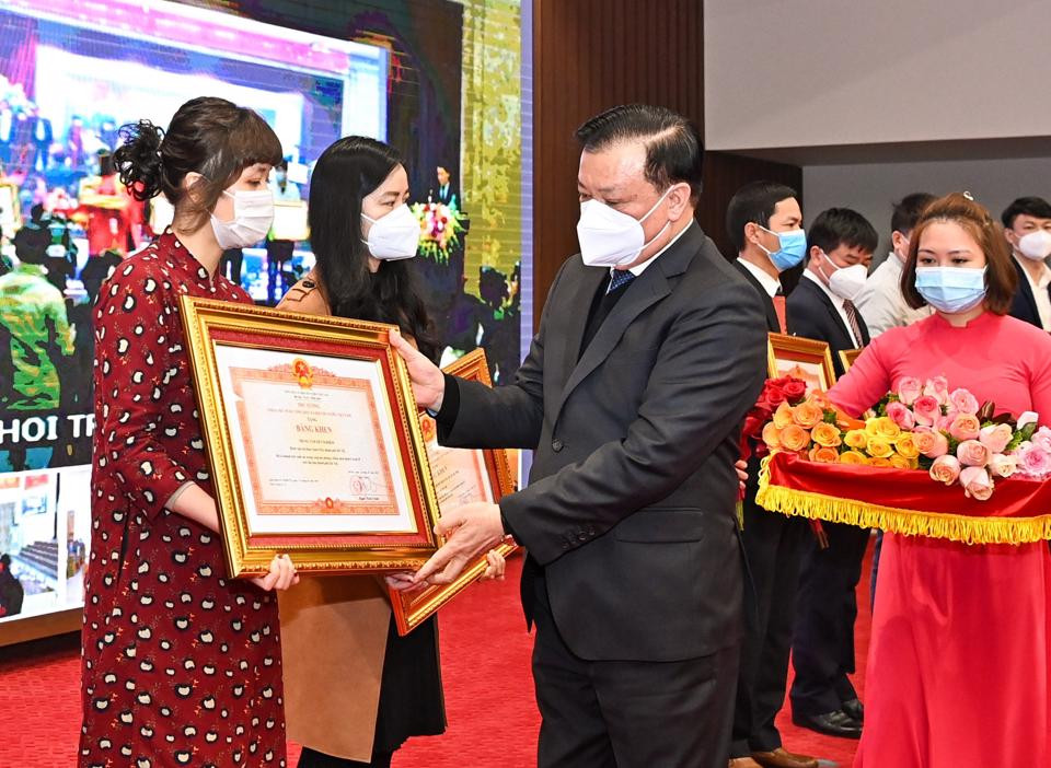 Bí thư Thành ủy Hà Nội Đinh Tiến Dũng trao Bằng khen của Thủ tướng Chính phủ cho các tập thể có thành tích xuất sắc