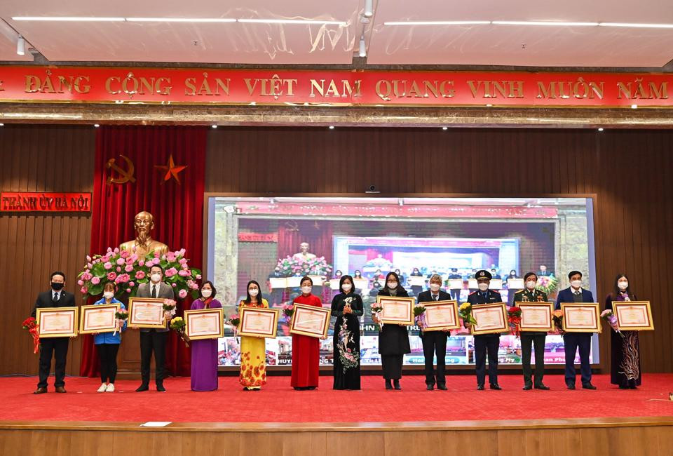 Phó Bí thư Thường trực Thành ủy Hà Nội Nguyễn Thị Tuyến trao Bằng khen của Thủ tướng Chính phủ cho các tập thể có thành tích xuất sắc