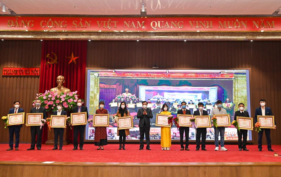 Bí thư Thành ủy Hà Nội Đinh Tiến Dũng trao Bằng khen của Thủ tướng Chính phủ cho các tập thể có thành tích xuất sắc