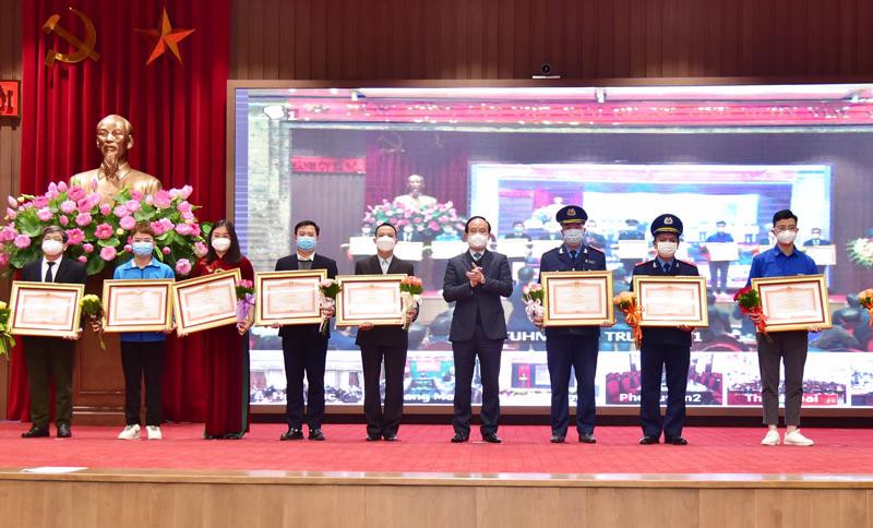 Chủ tịch HĐND thành phố Hà Nội Nguyễn Ngọc Tuấn trao trao Bằng khen của Thủ tướng Chính phủ cho các cá nhân có thành tích xuất sắc