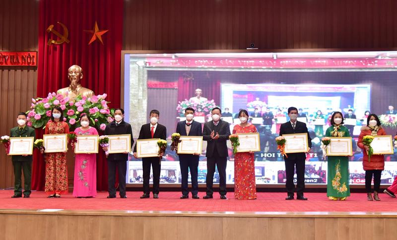 Phó Bí thư Thành ủy Hà Nội Nguyễn Văn Phong trao Bằng khen của UBND thành phố cho các tập thể có thành tích xuất sắc