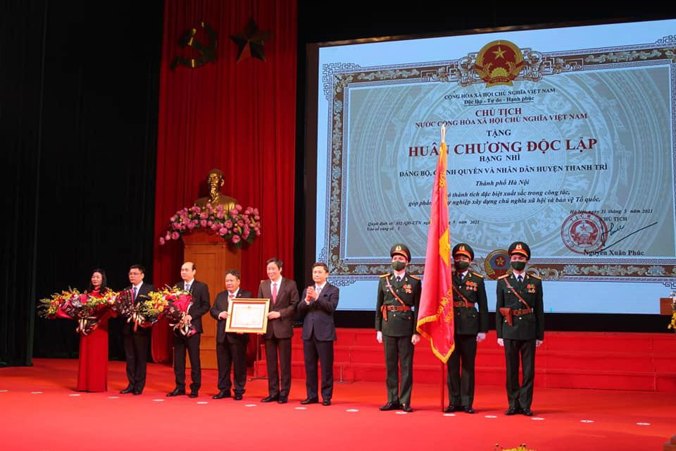 Phó Chủ tịch UBND TP Hà Nội Hà Minh Hải trao Huân chương Độc lập Hạng Nhì cho tập thể Đảng bộ, chính quyền và Nhân dân huyện Thanh Trì