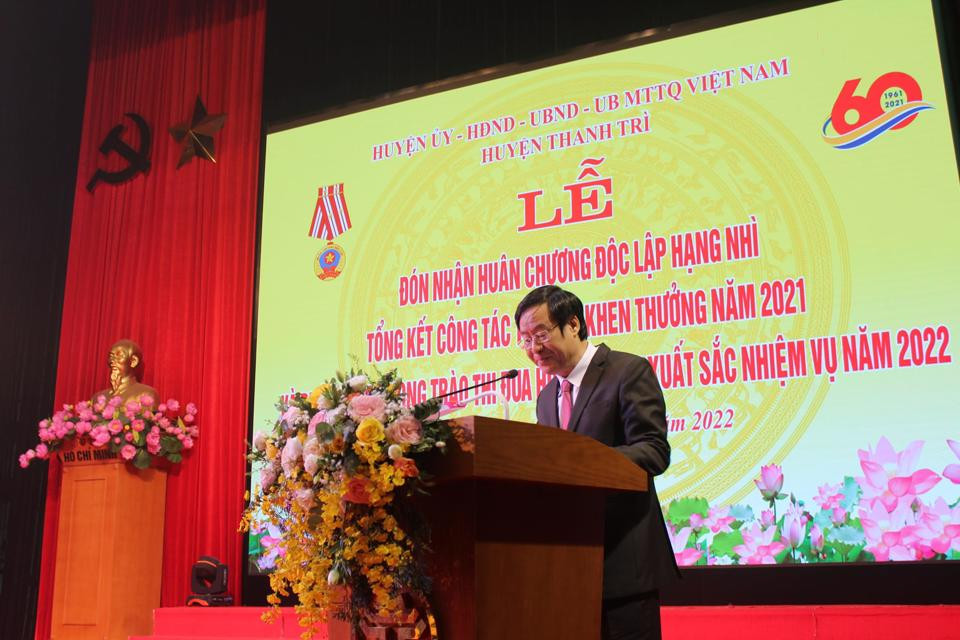 Bí thư Huyện ủy Thanh Trì Lê Tiến Nhật đọc diễn văn ôn lại truyền thống vẻ vang của Đảng bộ, chính quyền và Nhân dân huyện Thanh Trì