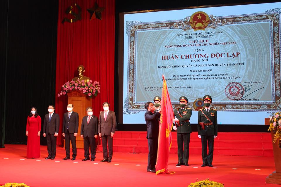 Phó Chủ tịch UBND TP Hà Nội Hà Minh Hải gắn Huân chương Độc lập Hạng Nhì lên Cờ truyền thống của Đảng bộ, chính quyền và Nhân dân huyện Thanh Trì