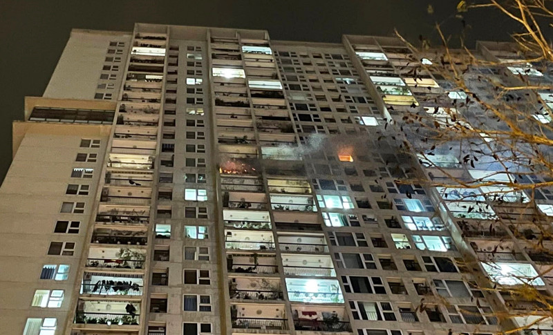 Tiếp cận thang bộ chữa cháy chung cư cao tầng lúc nửa đêm