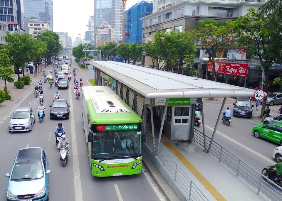 Buýt nhanh BRT hoạt động trên đường Láng Hạ, Hà Nội. Ảnh: Phạm Hùng