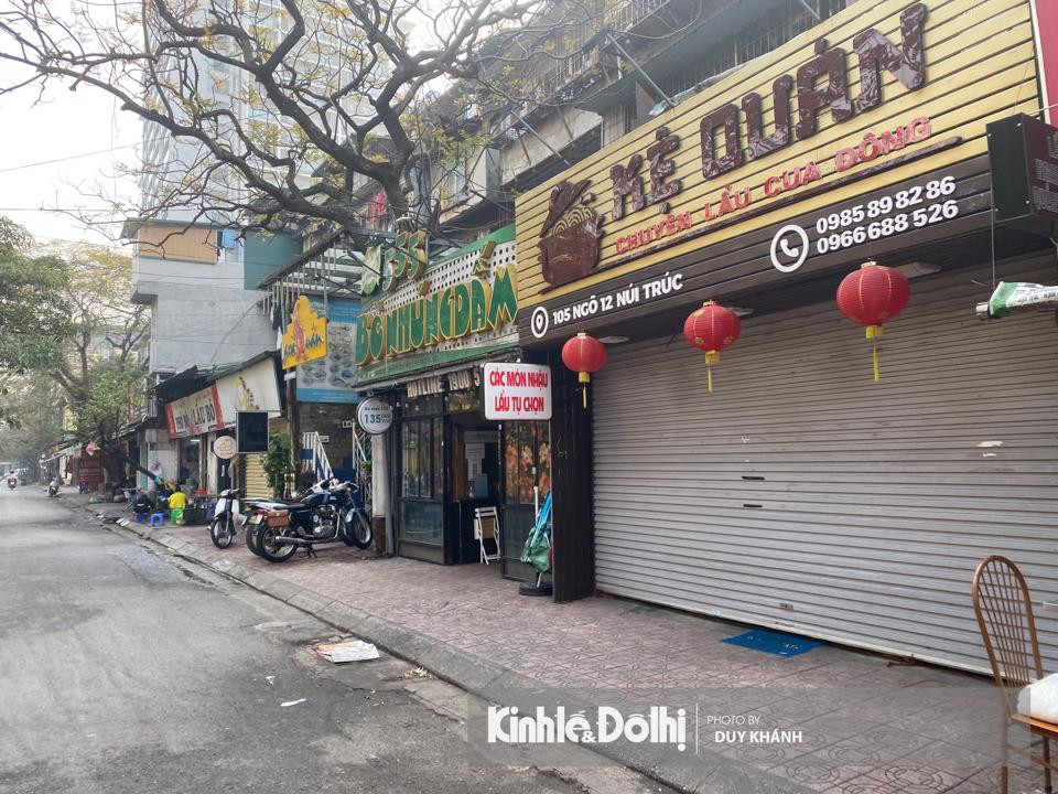 Tại phố Núi Trúc (quận Ba Đình) nhiều nhà hàng quán ăn vẫn đóng cửa.