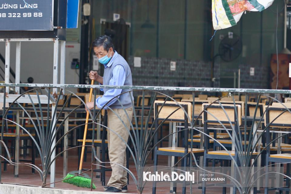 Nhà hàng trên phố Đường Láng tới trưa vẫn ế ẩm vì không có khách.