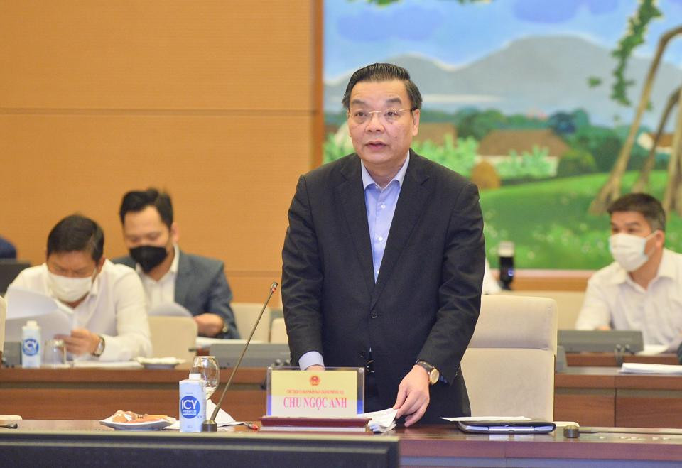 Chủ tịch UBND TP Hà Nội Chu Ngọc Anh báo cáo tại cuộc làm việc