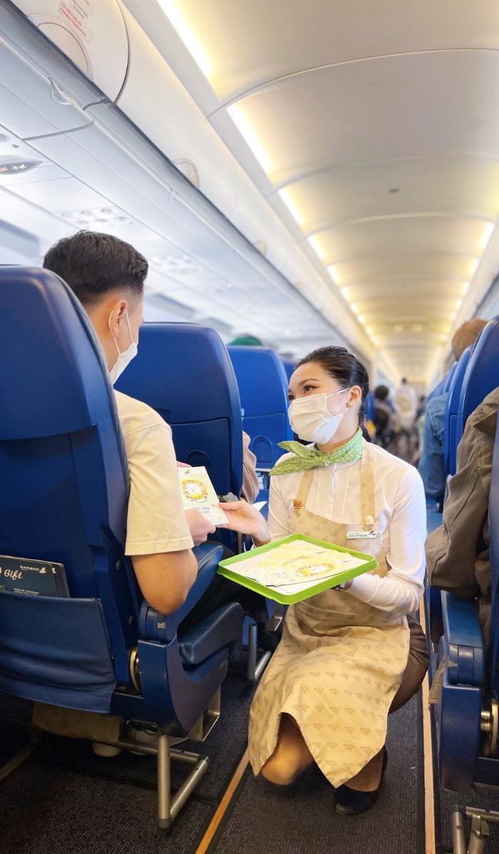Bamboo Airways lì xì may mắn hành khách ‘xông’ chuyến bay đầu năm