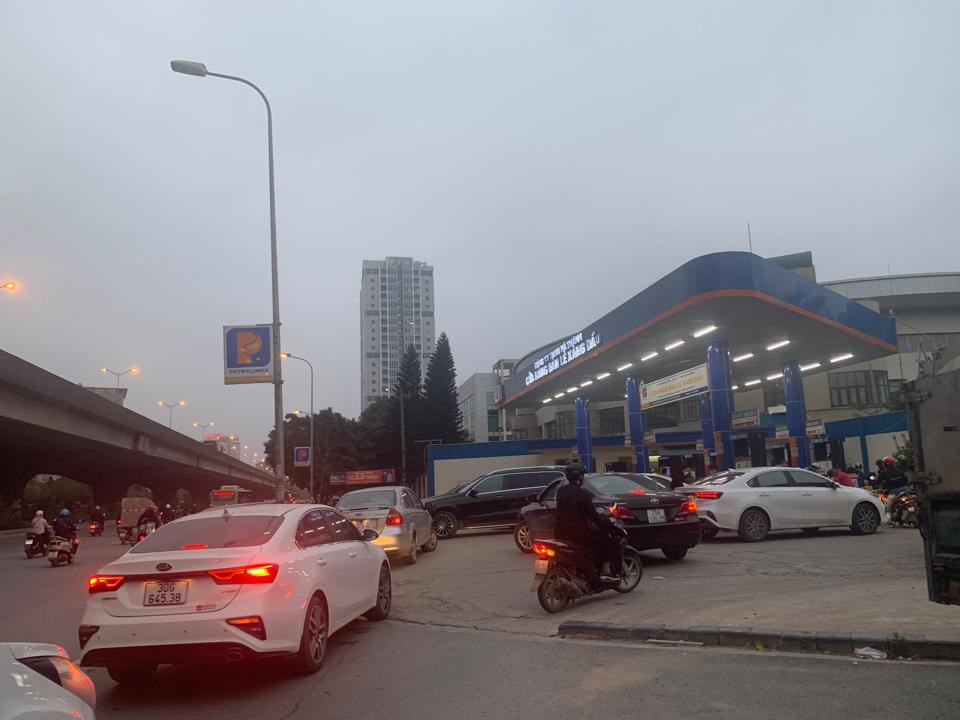 Cây xăng trên đường Nguyễn Xiển chiều tối 10/3, các phương tiện nối đuôi nhau hàng dài chờ đến lượt đổ xăng.