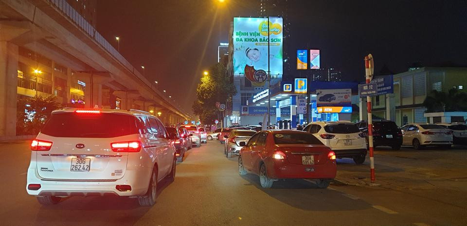 Cây xăng trên đường Trần Phú (Hà Đông) lúc hơn 21 giờ vẫn đông xe ô tô xếp hàng chờ đến lượt đổ xăng.