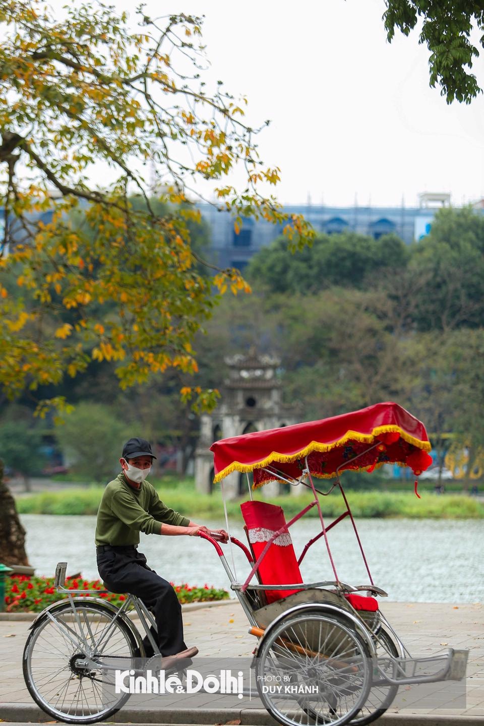 Xung quanh Hồ Gươm, khung cảnh những ngày này tuy không rực rỡ nhưng đủ cảm nhận màu của mùa nhạt phai phủ lên...