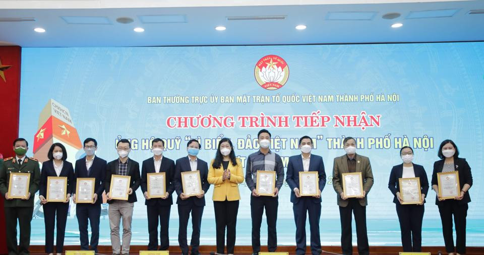 Chủ tịch Ủy ban MTTQ Việt Nam TP Hà Nội Nguyễn Lan Hương trao chứng nhận cho các cơ quan, đơn vị