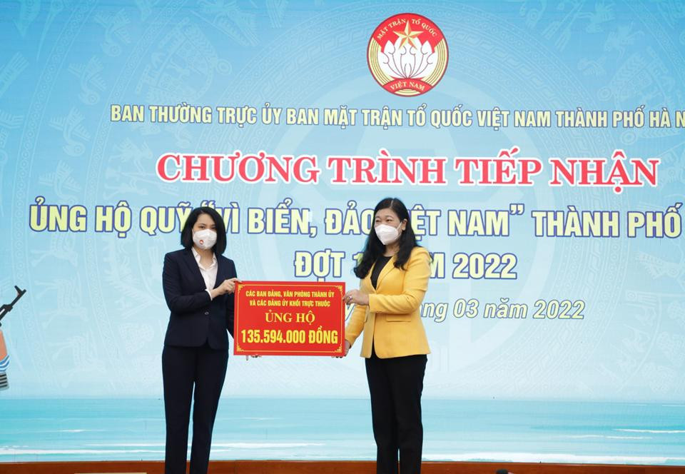 Chủ tịch Ủy ban MTTQ Việt Nam TP Hà Nội Nguyễn Lan Hương tiếp nhận ủng hộ của các cơ quan, đơn vị