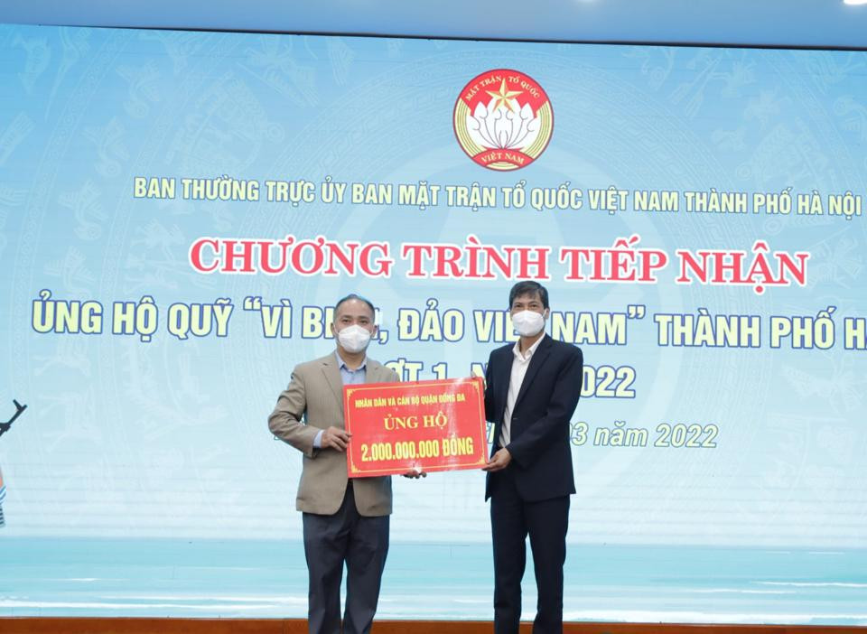 Đại diện Ủy ban MTTQ TP Hà Nội tiếp nhận ủng hộ từ các cơ quan, đơn vị