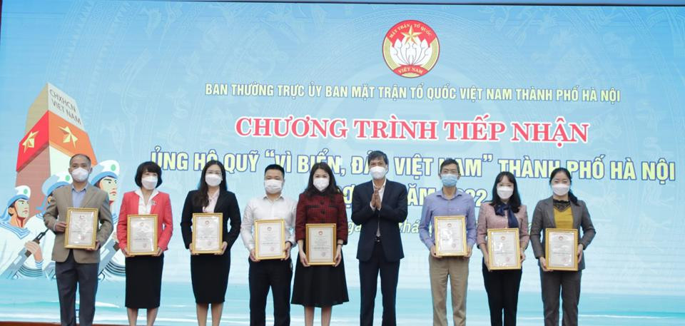 Đại diện Ủy ban MTTQ TP Hà Nội trao chứng nhận cho các cơ quan, đơn vị