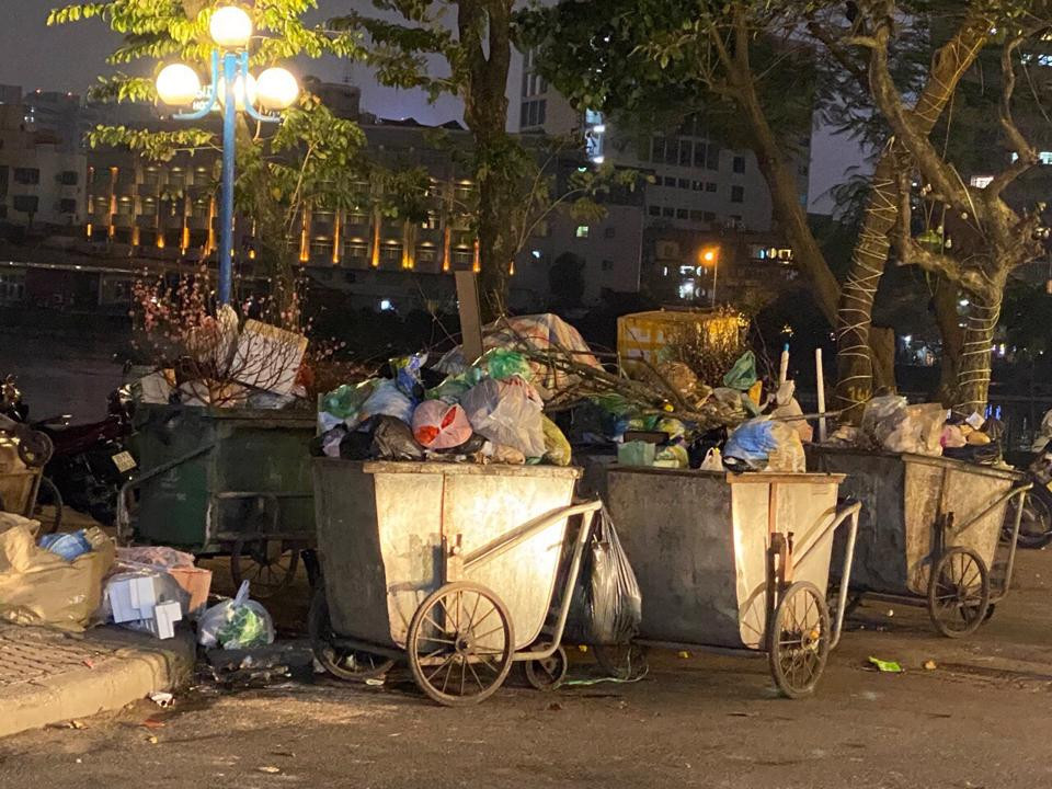 Rác thải ùn ứ trong các xe chở rác trên phố Trần Huy Liệu.
