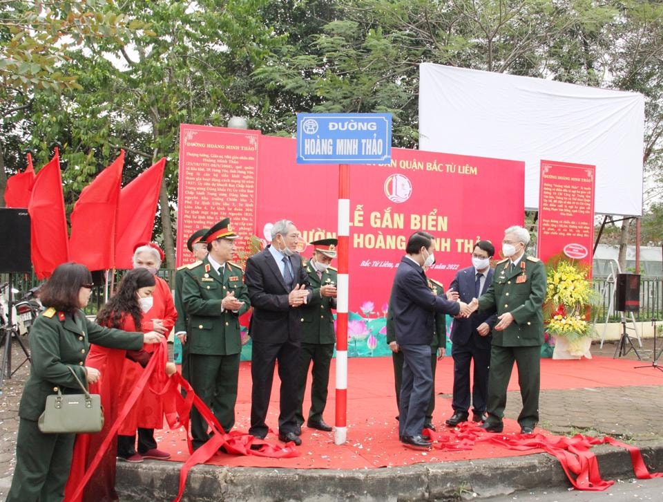 Nghi thức gắn biển tạiđường Hoàng Minh Thảo.