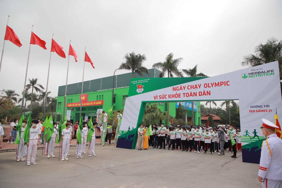 Chạy hưởng ứng ngày chạy Olympic vì sức khỏe toàn dân năm 2022 trong khuôn viên Trung tâm Huấn luyện Thể thao quốc gia Hà Nội. Ảnh: Bùi Lượng.