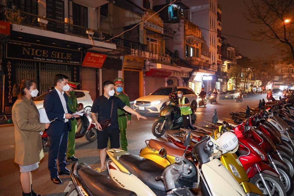 Đoàn kiểm tra của UBND phường Hàng Gai, quận Hoàn Kiếm kiểm tra một số điểm trông giữ xe