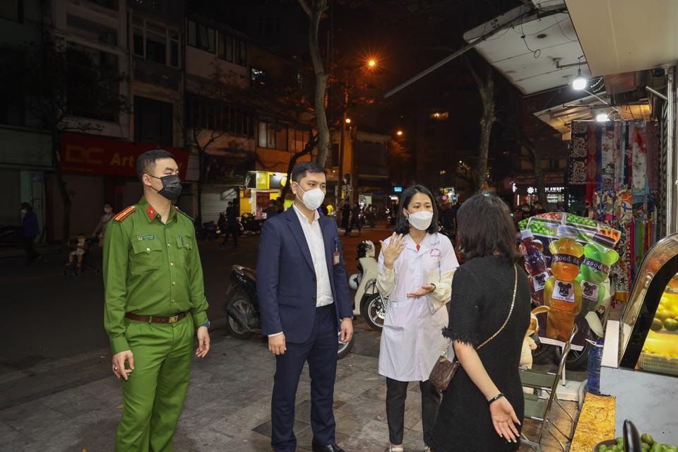 Đoàn kiểm tra nhắc nhở co sở kinh doanh tuân thủ nghiêm yêu cầu phòng chống dịch