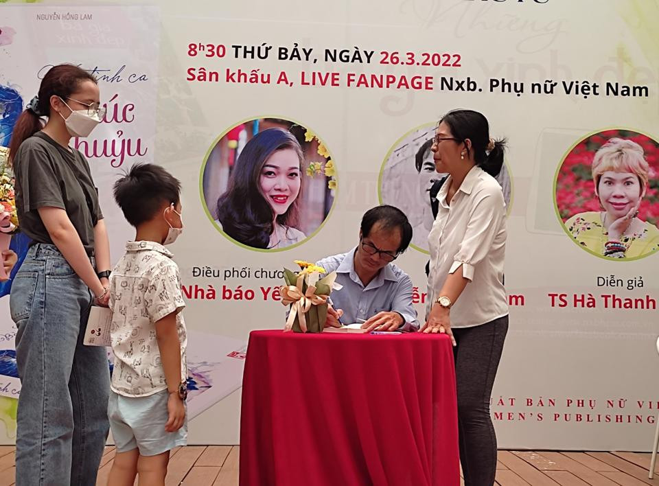 Tác giả Nguyễn Hồng Lam ký tặng sách cho độc giả.