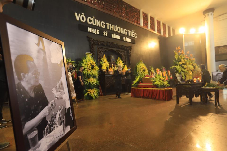 Những bức ảnh về nhạc sĩ Hồng Đăng được đặt tại lễ tang.