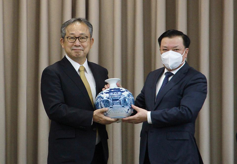 Bí thư Thành ủy Hà Nội Đinh Tiến Dũng tặng quà lưu niệm cho Đại sứ Nhật Bản tại Việt Nam Yamada Takio.