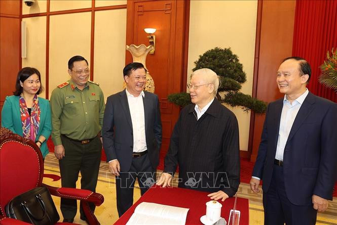 Tổng Bí thư Nguyễn Phú Trọng với các đồng chí lãnh đạo Thành phố Hà Nội. Ảnh: Trí Dũng/TTXVN