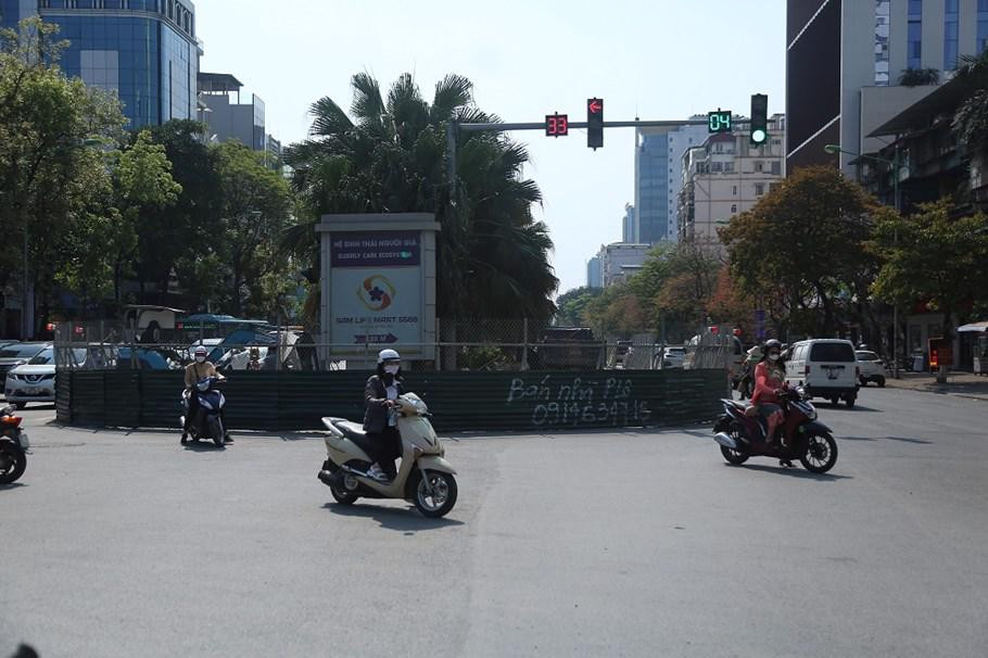 Từ đầu tháng 1/2022, tuyến đường Hoàng Quốc Việt bắt đầu được rào chắn để thực hiện di dời cây xanh, xén dải phân cách mở rộng lòng đường.