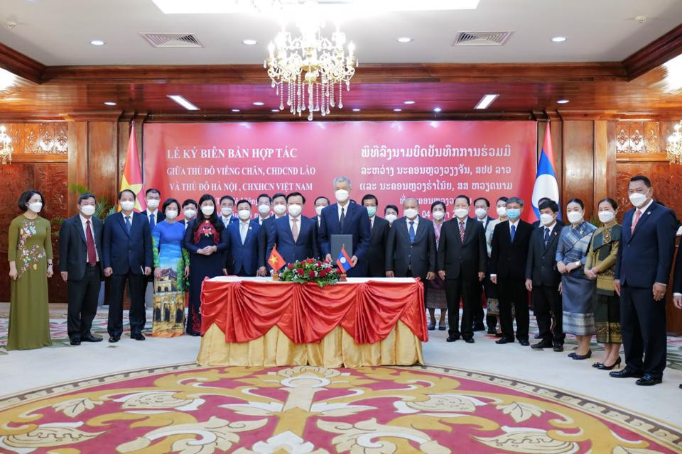 Bí thư Thành ủy Hà Nội Đinh Tiến Dũng và Bí thư Thành ủy, Chủ tịch HĐND Thủ đô Viêng Chăn (Lào)Anouphap Tounalom ký kết biên bản thoả thuận hợp tác giữa Thủ đô Hà Nội và Thủ đô Viêng Chăn giai đoạn 2022-2025.