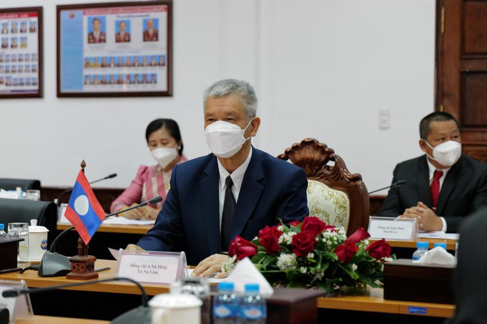 Bí thư Thành ủy, Chủ tịch HĐND Thủ đô Viêng Chăn (Lào)Anouphap Tounalomphát biểu tại cuộc hội đàm.