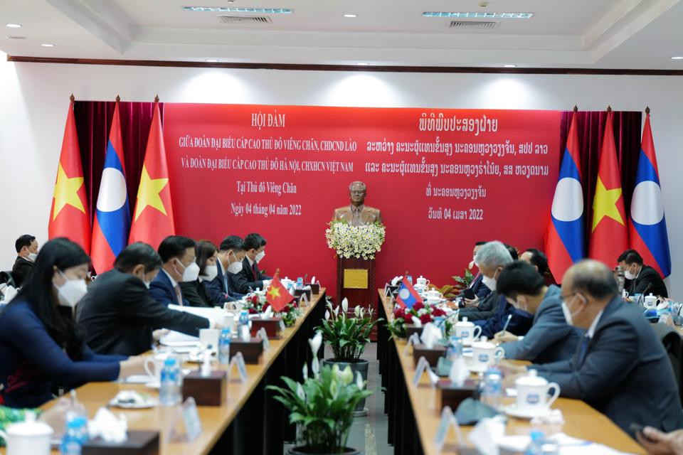 Toàn cảnh cuộc hội đàm giữa Đoàn đại biểu cấp cao TP Hà Nội và Đoàn đại biểu cấp cao Thủ đô Viêng Chăn.