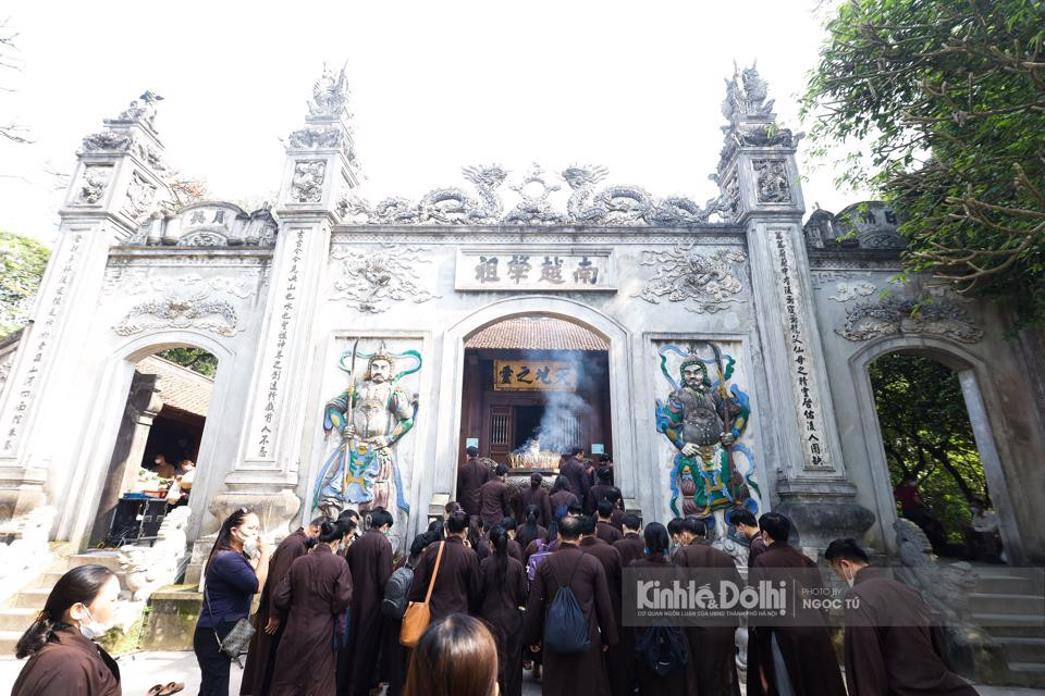 Hình ảnh ghi nhận ở đền Thượng tại Khu di tích lịch sử đền Hùng sáng ngày 4/4. Theo Ban quản lý Khu di tích lịch sử đền Hùng, riêng trong hai ngày cuối tuần qua đã có hàng nghìn người về dâng hương tại đền Hùng.