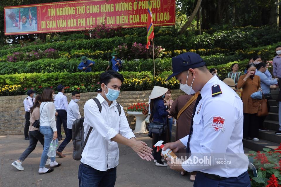 Theo anh Bùi Ngọc Hải tại Cầu Giấy - Hà Nội, để tránh đông đúc và ùn tắc trong đúng ngày chính lễ, gia đình anh đã tổ chức đi dâng hương từ trước ngày chính lễ. Anh Bùi Ngọc Hải được yêu cầu khử khuẩn trước khi lên dâng hương tại đền Hùng.