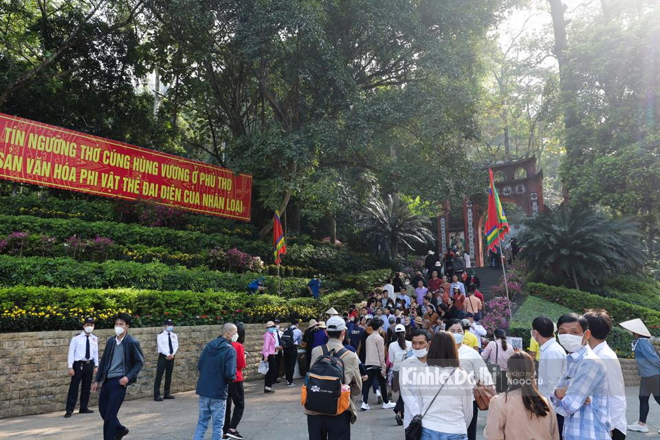 Ngoài việc nhắc nhở người dân,Ban Quản lý Khu di tích lịch sử đền Hùng tổ chức nơi phát khẩu trang miễn phí cho người dân ngay tại chân cửa đền Hùng.