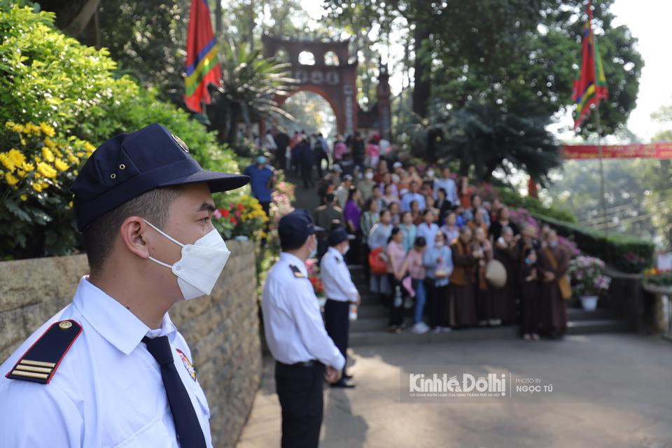 Lực lượng bảo vệ được yêu cầu túc trực thường xuyên từ cổng vào cho đến chân đền Hùng cũng như các địa điểm khác.