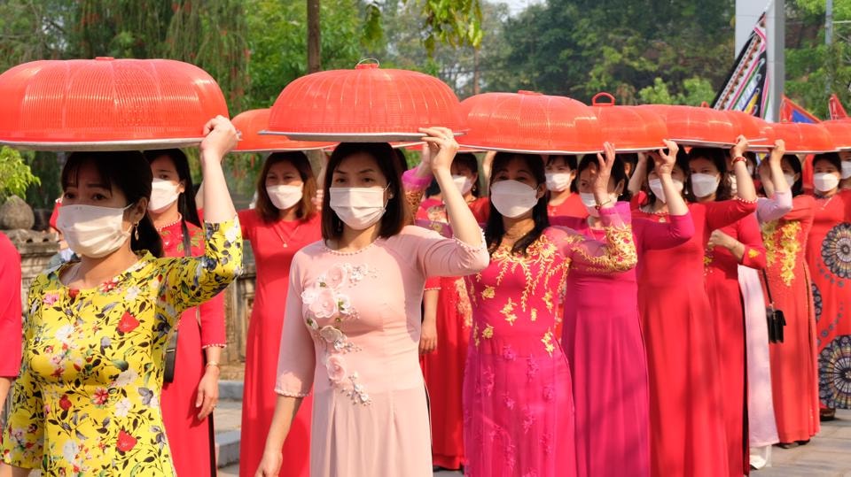 Hai Bà Trưng dừng chân ở một quán nhỏ ven đường, được bà quán nước mách bảo phía trước là sông sâu, vận trời khó đoán, mong Hai Bà bảo trọng. Sau khi ăn bánh trôi, biết trước được vận trời, để bảo toàn khí tiết, Hai Bà đã sai quân mang chôn cất ấn tín, cùng đoàn quân gieo mình xuống dòng sông Hát (nay là sông Đáy). Và cũng từ đó, để tưởng nhớ công ơn của Hai Bà, hàng năm Nhân dân xã Hát Môn làm bánh trôi dâng cúng vào ngày giỗ (6/3 âm lịch).