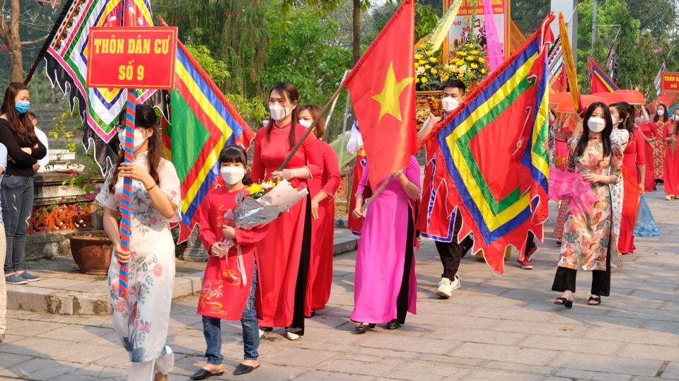 Lễ rước bánh trôi là nghi lễ hết sức quan trọng và đặc trưng nhất của lễ hội truyền thống đền Hát Môn. Năm 2022, lễ rước có sự tham gia của Nhân dân 10 thôn và 1 khu dân cư mới. Những đĩa bánh trôi dâng lên Hai Bà được làm theo quy trình nghiêm ngặt. Gia đình được chọn làm bánh trôi cũng phải là những gia đình hoà thuận, không tang chế và đáp ứng nhiều yêu cầu khác.