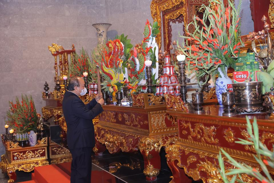 Chủ tịch nước Nguyễn Xuân Phúc dâng hương.