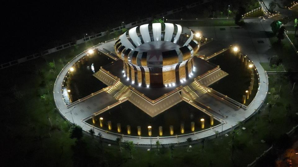 Đền thờ chính cao 19,5m, diện tích gần 1.300m2, có hình khối tròn xây trên nền vuông, tượng trưng cho Trời và Đất. Bao quanh đền thờ chính là 54 khối cột hình trụ kết thành vòng tròn trong hồ điều hòa tượng trưng cho cộng đồng 54 dân tộc Việt Nam.
