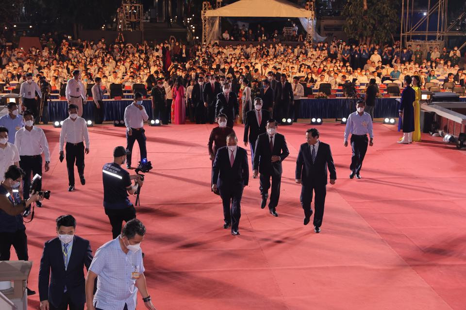 Chủ tịch nước Nguyễn Xuân Phúc cùng đại biểu và đông đảo người dân đến dự buổi lễ.