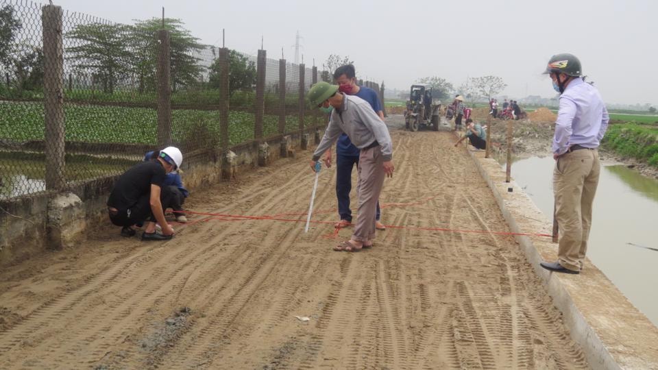 Cán bộ và Nhân dân thôn Hoàng Trung, xã Hồng Dương giám sát chặt chẽ việc thi công công trình đường giao thông trên địa bàn