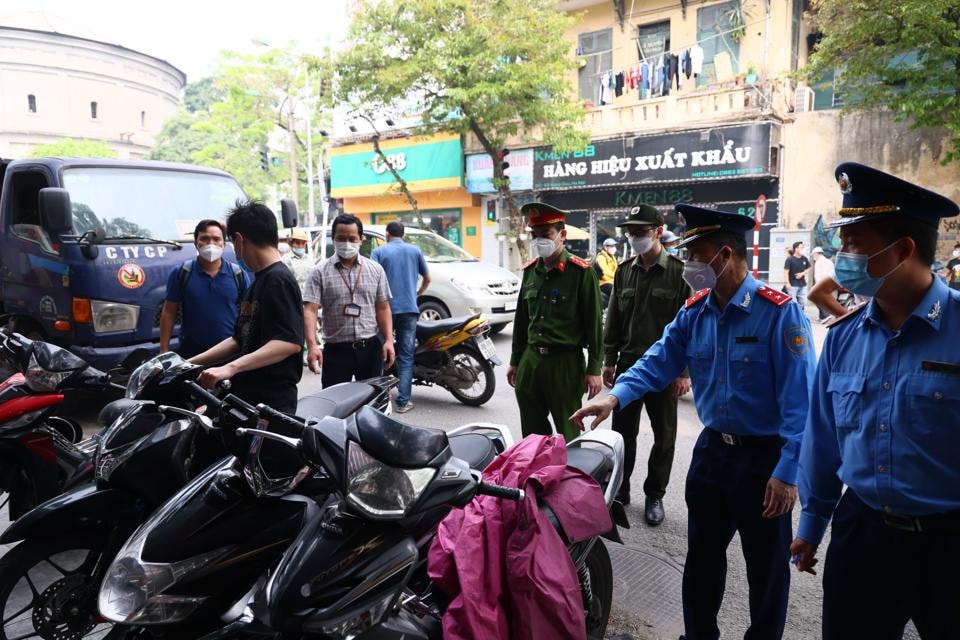 Lực lượng chức năngĐội Thanh Tra Giao Thông Vận Tải Quận Hoàn Kiếm và phường Đồng Xuân kiểm tra, xử lý tình trạng để xe sai quy định, lấn chiếm vỉa hè