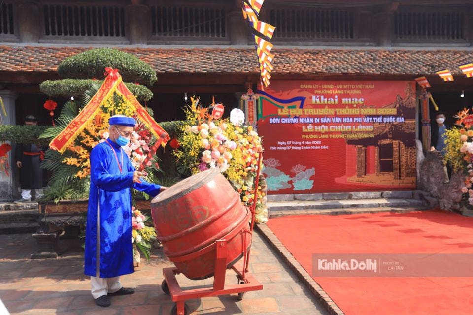 Theo tập quán từ lâu đời, hàng năm cứ đến ngày mùng 7 tháng 3 Âm lịch là ngày Tăng Khánh - ngày Thiền Sư họ Từ hóa ở Chùa Thầy, dân làng mở hội. Trong ảnh, đại diện bậc cao niên trong làng đánh trống khai mạc lễ hội.